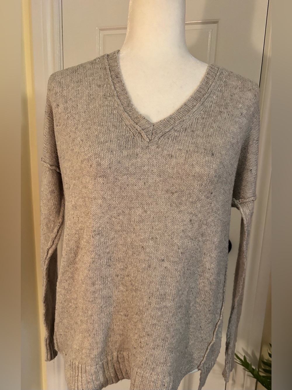 Women’s V-Neck Sweater in Light Heather Gray
